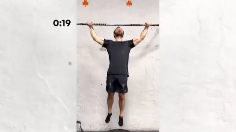 El truco de Adam Sandel para batir el récord Guinness de dominadas El truco de Adam Sandel para batir el récord Guinness de dominadas