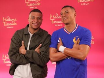 Mbappé descubre su nueva figura de cera