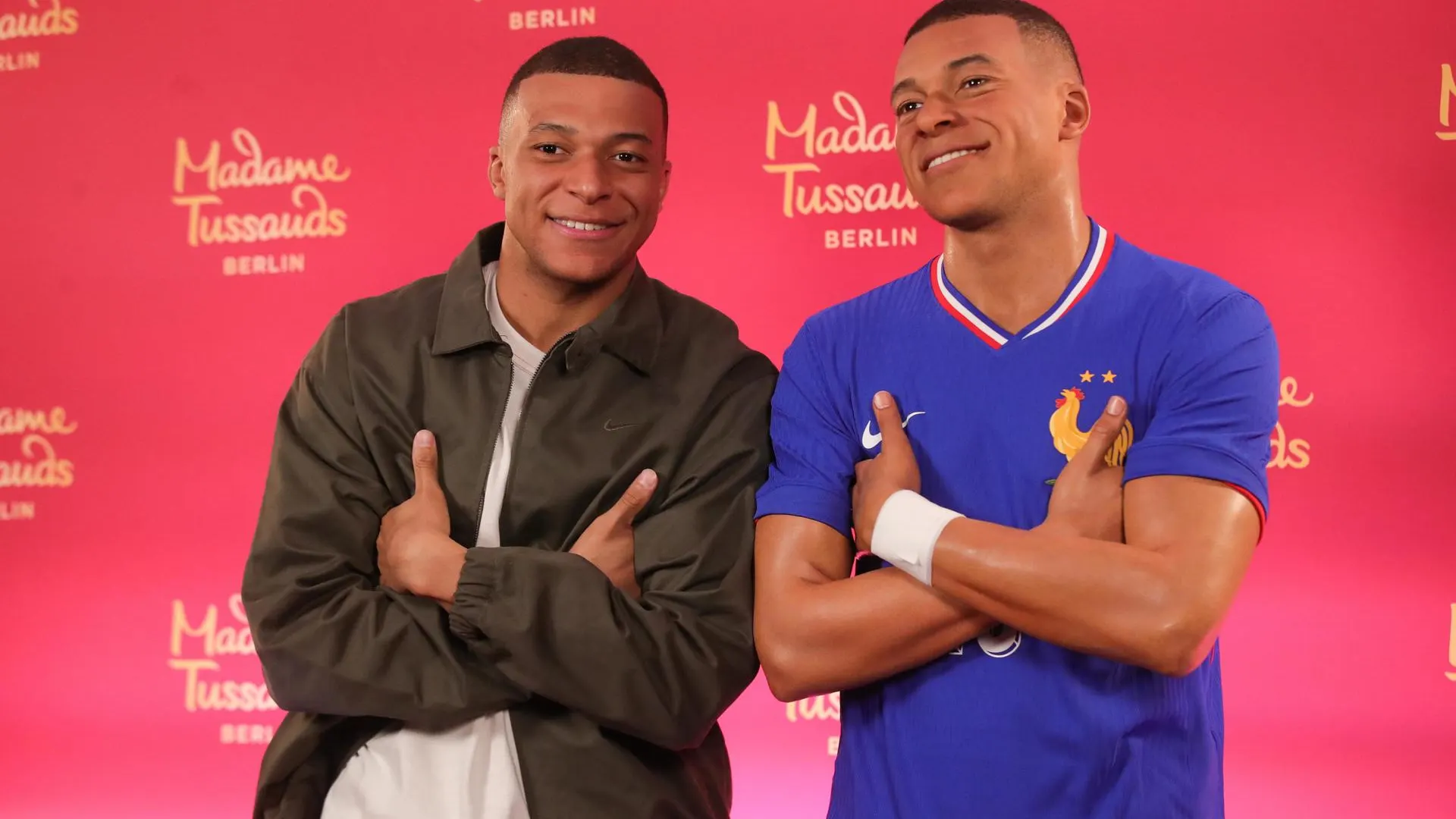 Mbapp&eacute; descubre su nueva figura de cera
