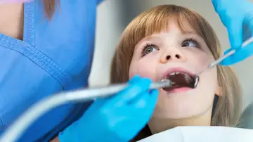 Una niña en el dentista