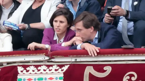 Teresa Urquijo y José Luis Martínez Almeida en Las Ventas Teresa Urquijo y José Luis Martínez Almeida en Las Ventas