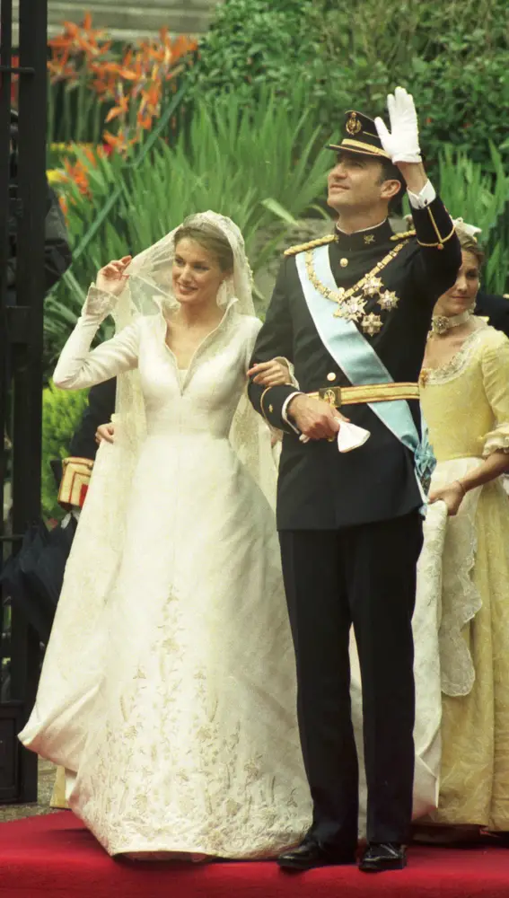 Felipe y Letizia el día de su boda saludando a la salida de la Basílica de Atocha