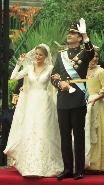 Felipe y Letizia el día de su boda saludando a la salida de la Basílica de Atocha Felipe y Letizia el día de su boda saludando a la salida de la Basílica de Atocha