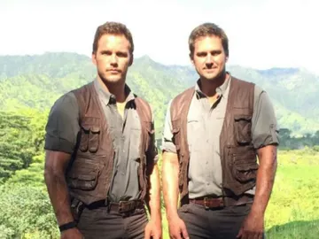 Chris Pratt junto a su doble Tony McFarr en Parque Jurásico Chris Pratt junto a su doble Tony McFarr en Parque Jurásico