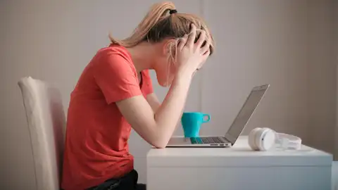 Una mujer frente al ordenadior, desesperada. Una mujer frente al ordenadior, desesperada.