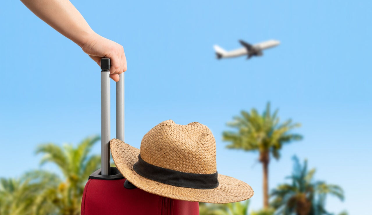 Viajero de vacaciones de verano mirando un avi&oacute;n