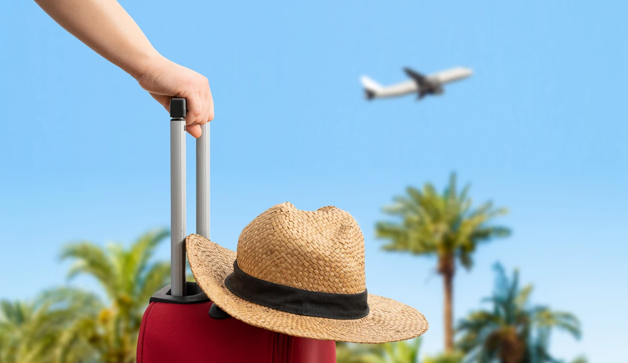 Viajero de vacaciones de verano mirando un avión