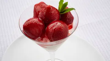 Un postre rápido, dulce y delicioso de Karlos Arguiñano: fresas en almíbar con helado
