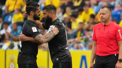 Isco Alarcón abandona lesionado el estadio de Gran Canaria Isco Alarcón abandona lesionado el estadio de Gran Canaria