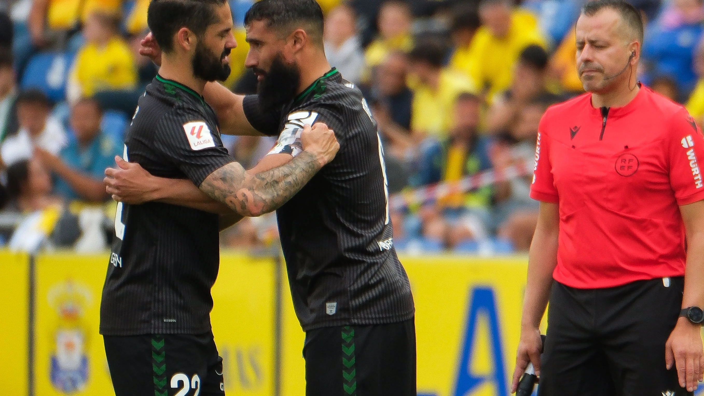 Isco Alarcón abandona lesionado el estadio de Gran Canaria Isco Alarcón abandona lesionado el estadio de Gran Canaria