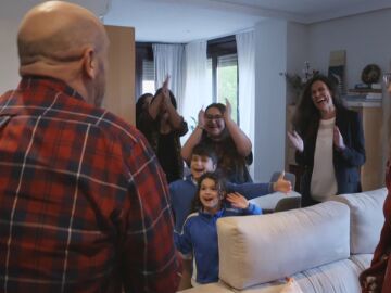 As&iacute; ha sido la llegada de &Oacute;scar a su casa tras ganar el bote de Pasapalabra 