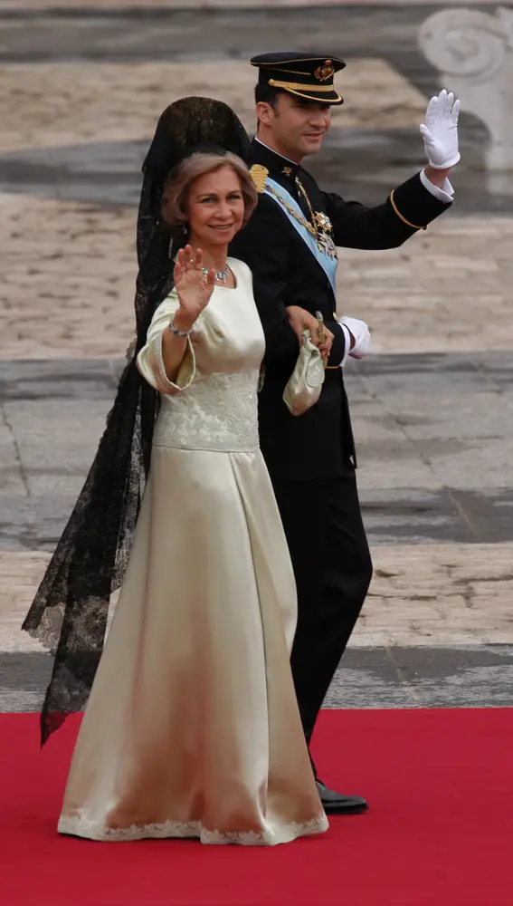 El entonces príncipe Felipe, el día de boda, acompañado de la reina Sofía