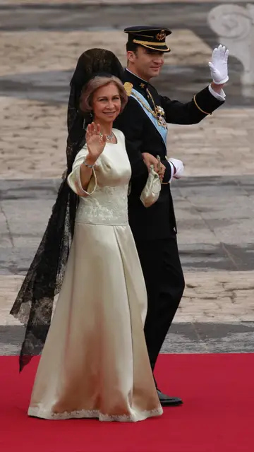 El entonces príncipe Felipe, el día de boda, acompañado de la reina Sofía El entonces príncipe Felipe, el día de boda, acompañado de la reina Sofía