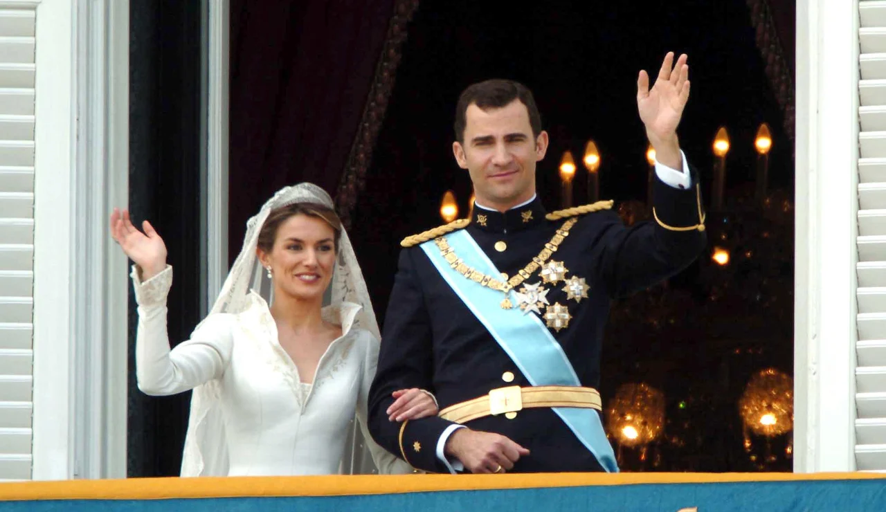 La reina Letizia y el rey Felipe VI, el día de su boda, en el balcón del Palacio Real