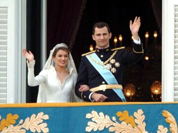 La reina Letizia y el rey Felipe VI, el día de su boda, en el balcón del Palacio Real