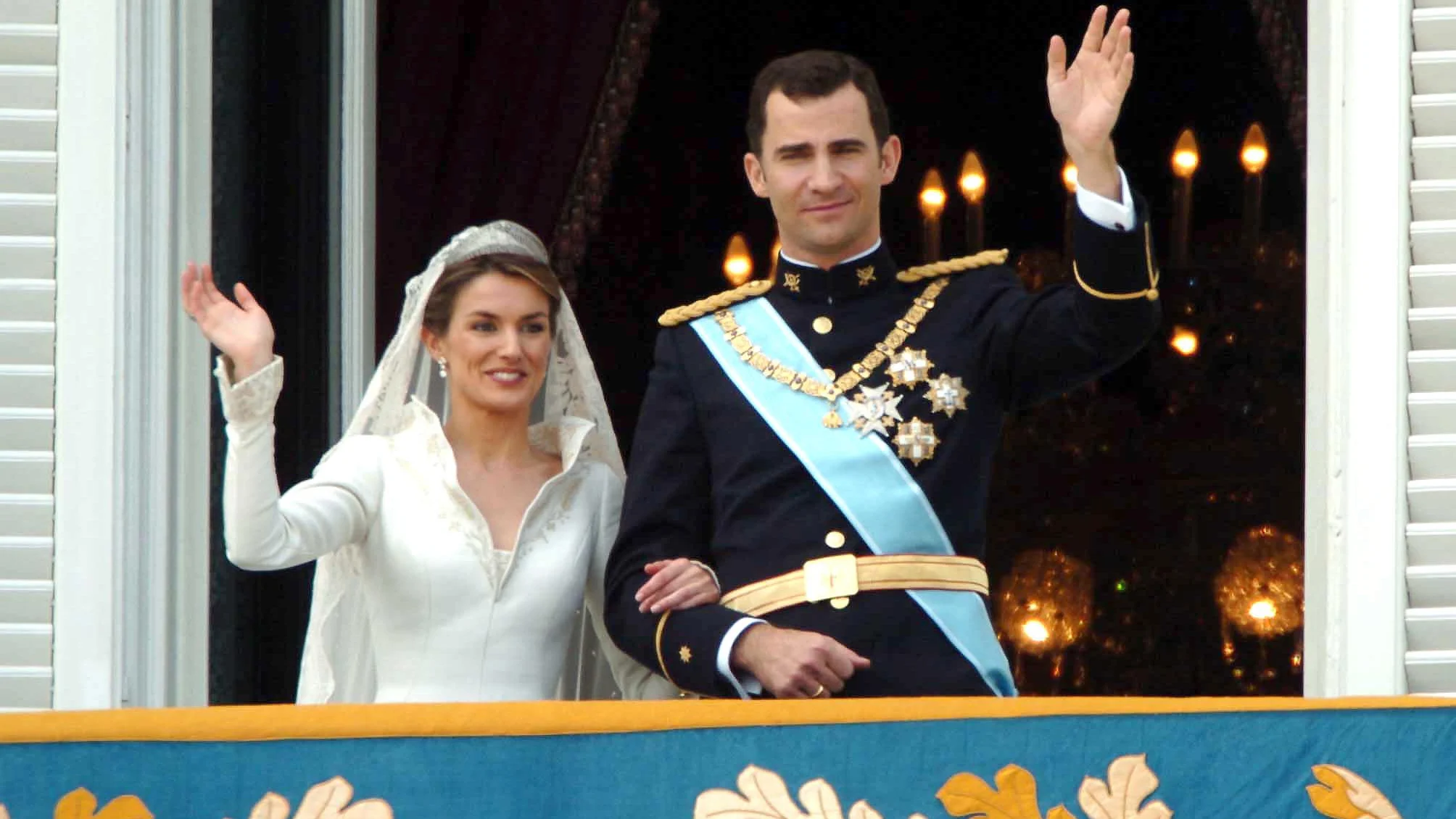 La reina Letizia y el rey Felipe VI, el día de su boda, en el balcón del Palacio Real La reina Letizia y el rey Felipe VI, el día de su boda, en el balcón del Palacio Real