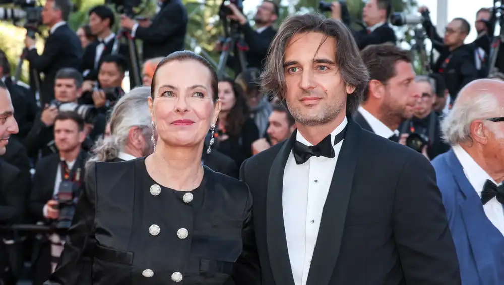Dimitri Rassam y su madre, Carole Bouquet en el Festival de Cannes