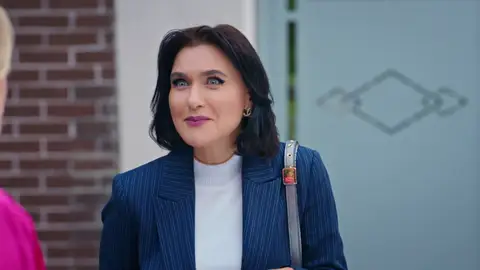 Ender conoce a Gülnaz Ender conoce a Gülnaz