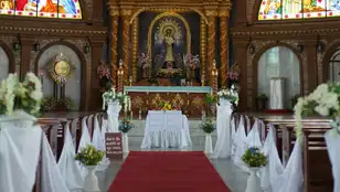 Una iglesia preparada para una boda
