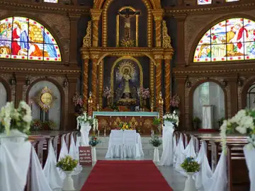Una iglesia preparada para una boda Una iglesia preparada para una boda
