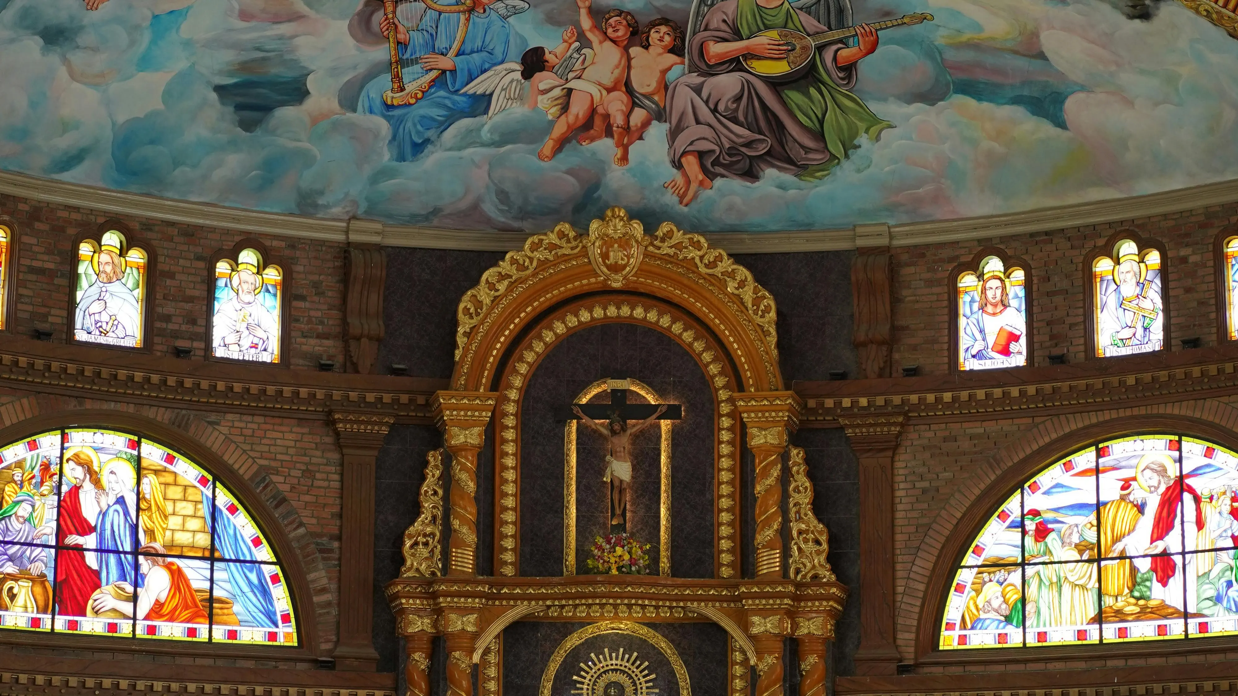 Una iglesia preparada para una boda