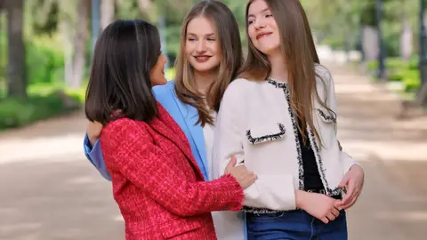 La reina Letizia junto a sus hijas, la princesa Leonor y la infanta Sofía La reina Letizia junto a sus hijas, la princesa Leonor y la infanta Sofía