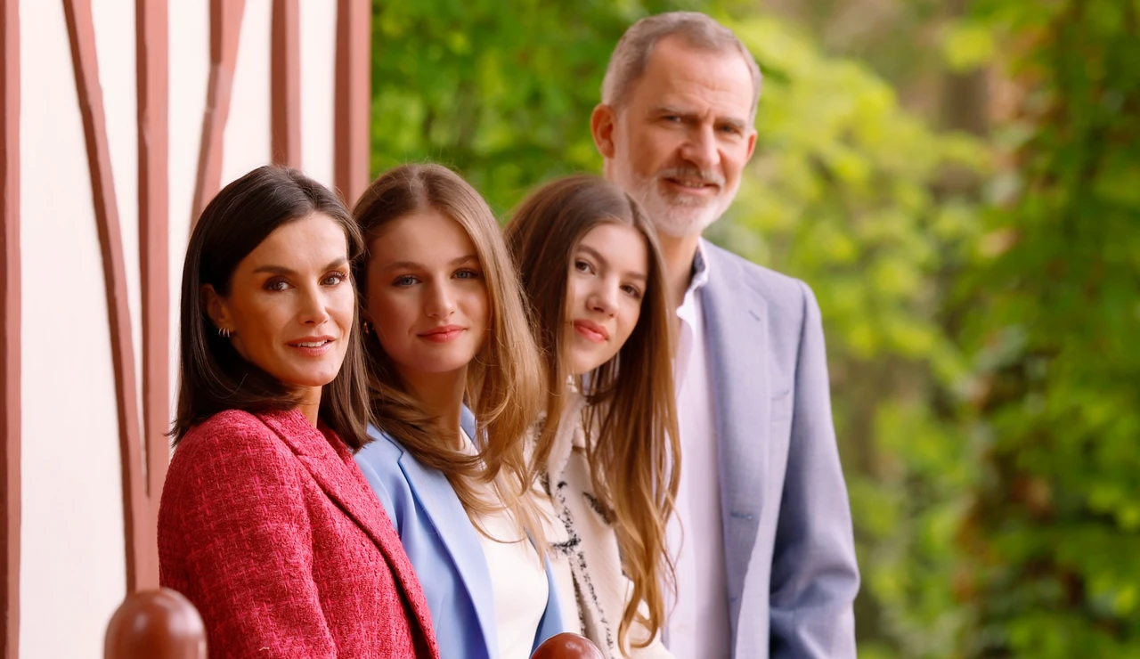 La Familia Real posa por el 20 aniversario de la boda de los reyes Felipe y Letizia