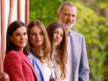 La Familia Real posa por el 20 aniversario de la boda de los reyes Felipe y Letizia La Familia Real posa por el 20 aniversario de la boda de los reyes Felipe y Letizia