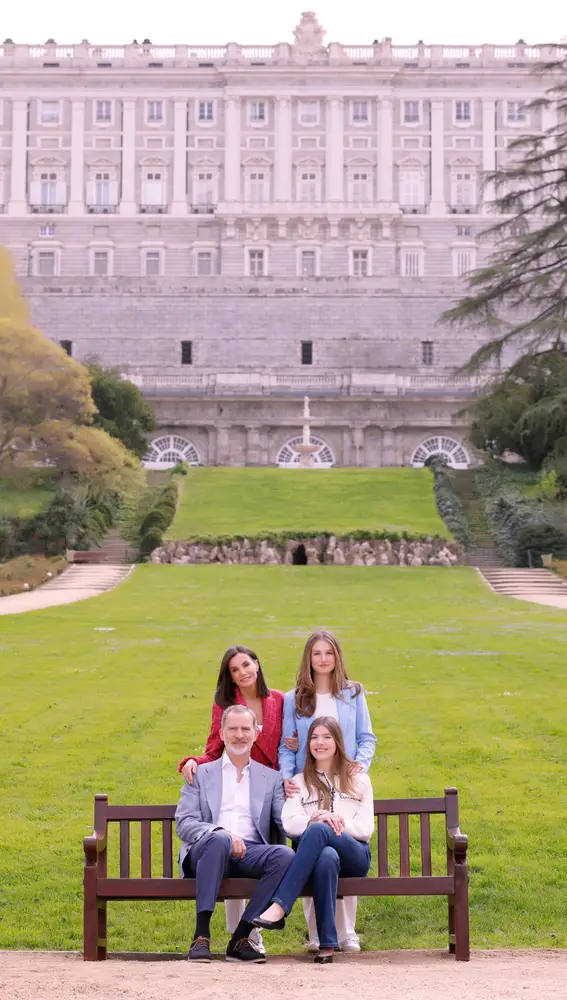 La Familia Real posa frente a los Jardines del Palacio Real de Madrid