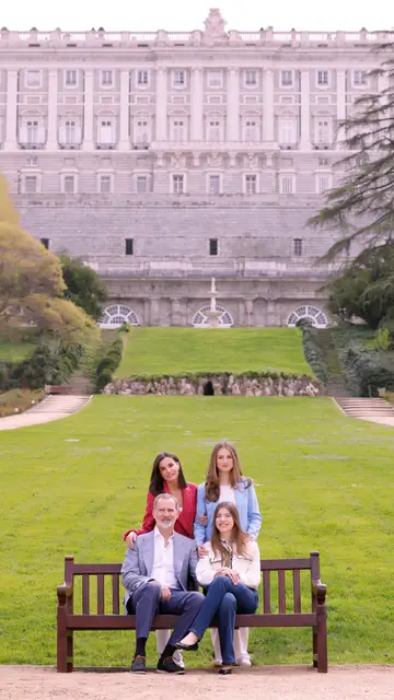 La Familia Real posa frente a los Jardines del Palacio Real de Madrid La Familia Real posa frente a los Jardines del Palacio Real de Madrid