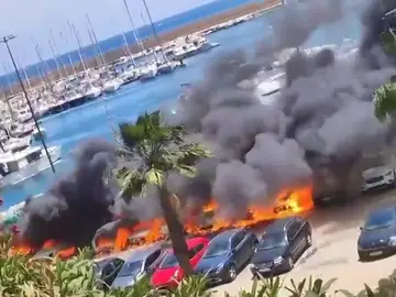 Arden una treintena de coches por el incendio de uno de ellos durante la traca de una boda en el puerto de Jávea