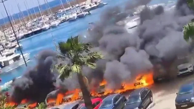 Arden una treintena de coches por el incendio de uno de ellos durante la traca de una boda en el puerto de J&aacute;vea