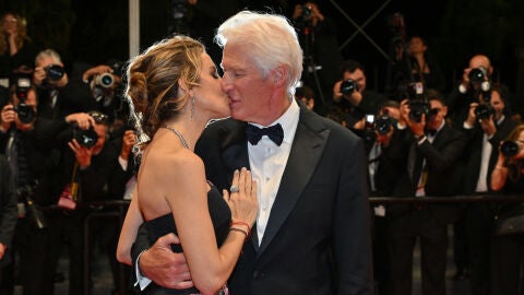 Richard Gere fundiéndose en un beso con Alejandra Silva en la alfombra roja de Cannes