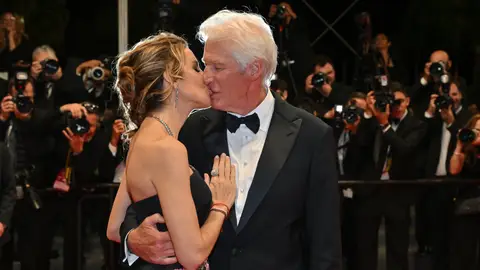 Richard Gere fundiéndose en un beso con Alejandra Silva en la alfombra roja de Cannes Richard Gere fundiéndose en un beso con Alejandra Silva en la alfombra roja de Cannes