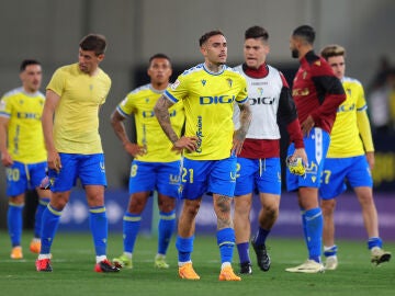 Los jugadores del Cádiz tras un partido de LaLiga EA Sports