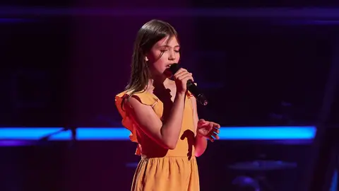 Claudia cantando en las Audiciones a ciegas de La Voz Kids