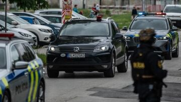Un convoy de coches de policía transporta al detenido
