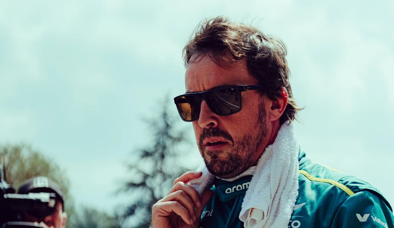 Fernando Alonso en el paddock del GP de Emilia Romaña 2024
