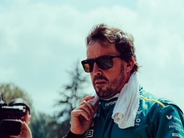 Fernando Alonso en el paddock del GP de Emilia Romaña 2024