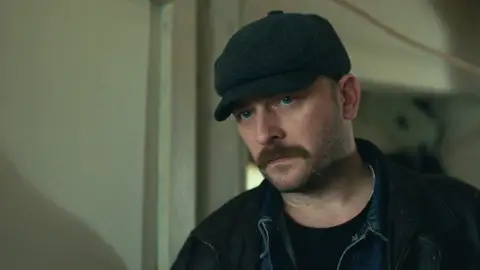 Firat, el ex de Ceylin, encuentra al niño desparecido... ¿estará vivo o muerto? Firat, el ex de Ceylin, encuentra al niño desparecido... ¿estará vivo o muerto?