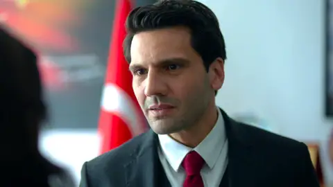 Ilgaz no puede reprimir sus celos tras descubrir que Firat es el ex de Ceylin Ilgaz no puede reprimir sus celos tras descubrir que Firat es el ex de Ceylin