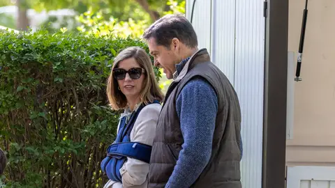 Margarita Vargas, con el brazo en cabestrillo junto Luis Alfonso de Borbón Margarita Vargas, con el brazo en cabestrillo junto Luis Alfonso de Borbón