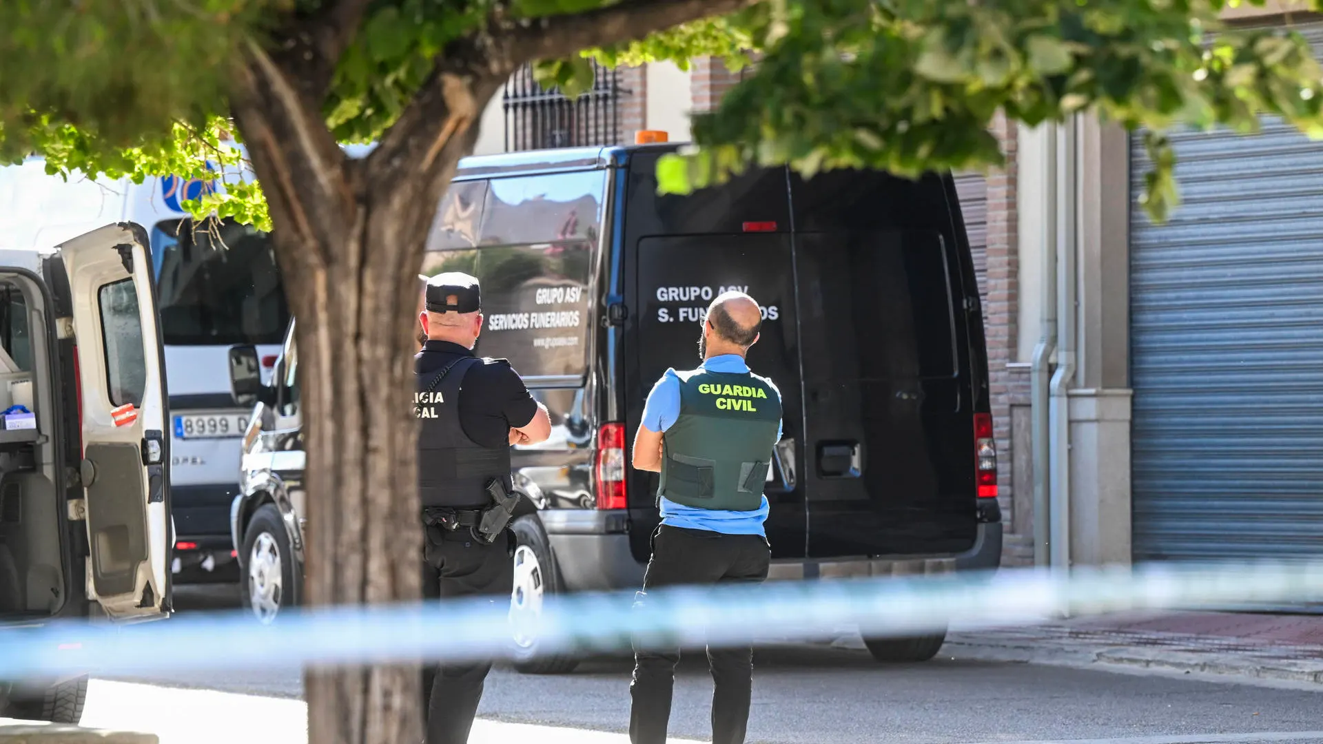 Miembros de los servicios funerarios en el acceso a la vivienda Miembros de los servicios funerarios en el acceso a la vivienda