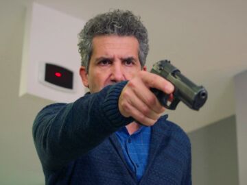 &ldquo;&iexcl;Es un h&eacute;roe!: Orhan se enfrenta a los atracadores de un banco y todos aplauden su valiente haza&ntilde;a 