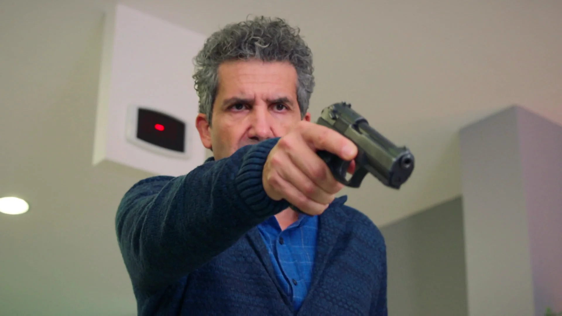 “¡Es un héroe!: Orhan se enfrenta a los atracadores de un banco y todos aplauden su valiente hazaña “¡Es un héroe!: Orhan se enfrenta a los atracadores de un banco y todos aplauden su valiente hazaña