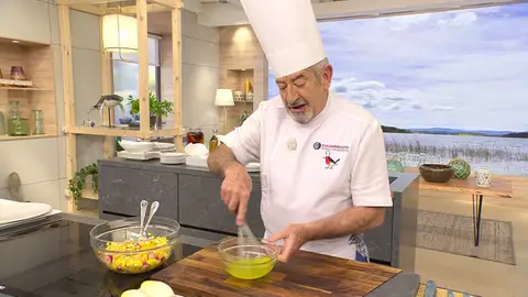 Remueve los ingredientes con una varilla Remueve los ingredientes con una varilla
