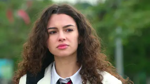 Esta noche en Hermanos: Asiye se reconcilia con la música y vuelve a cantar tras la muerte de Doruk Esta noche en Hermanos: Asiye se reconcilia con la música y vuelve a cantar tras la muerte de Doruk