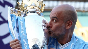 Pep Guardiola besa el trofeo de la Premier League