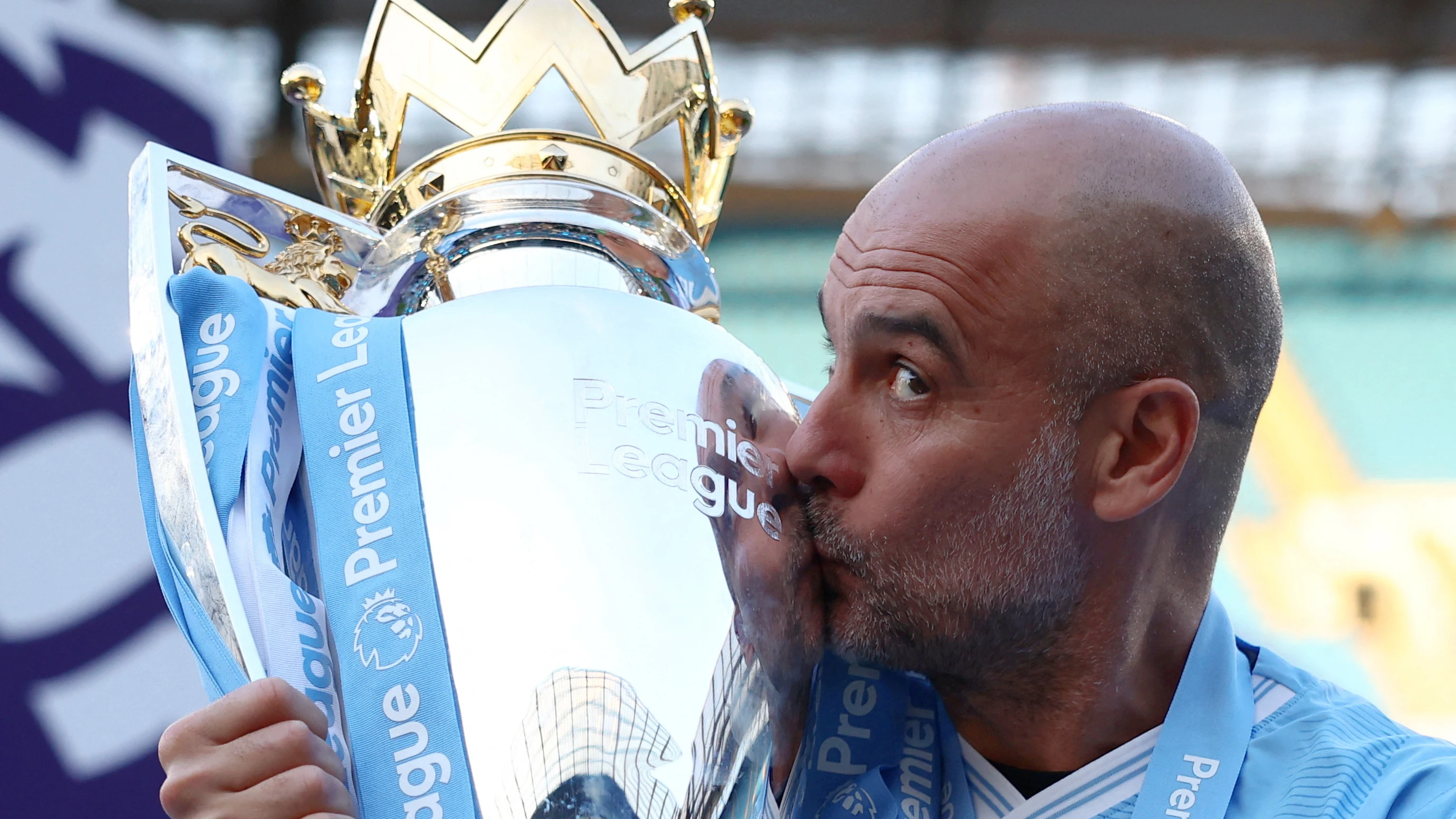Pep Guardiola besa el trofeo de la Premier League Pep Guardiola besa el trofeo de la Premier League