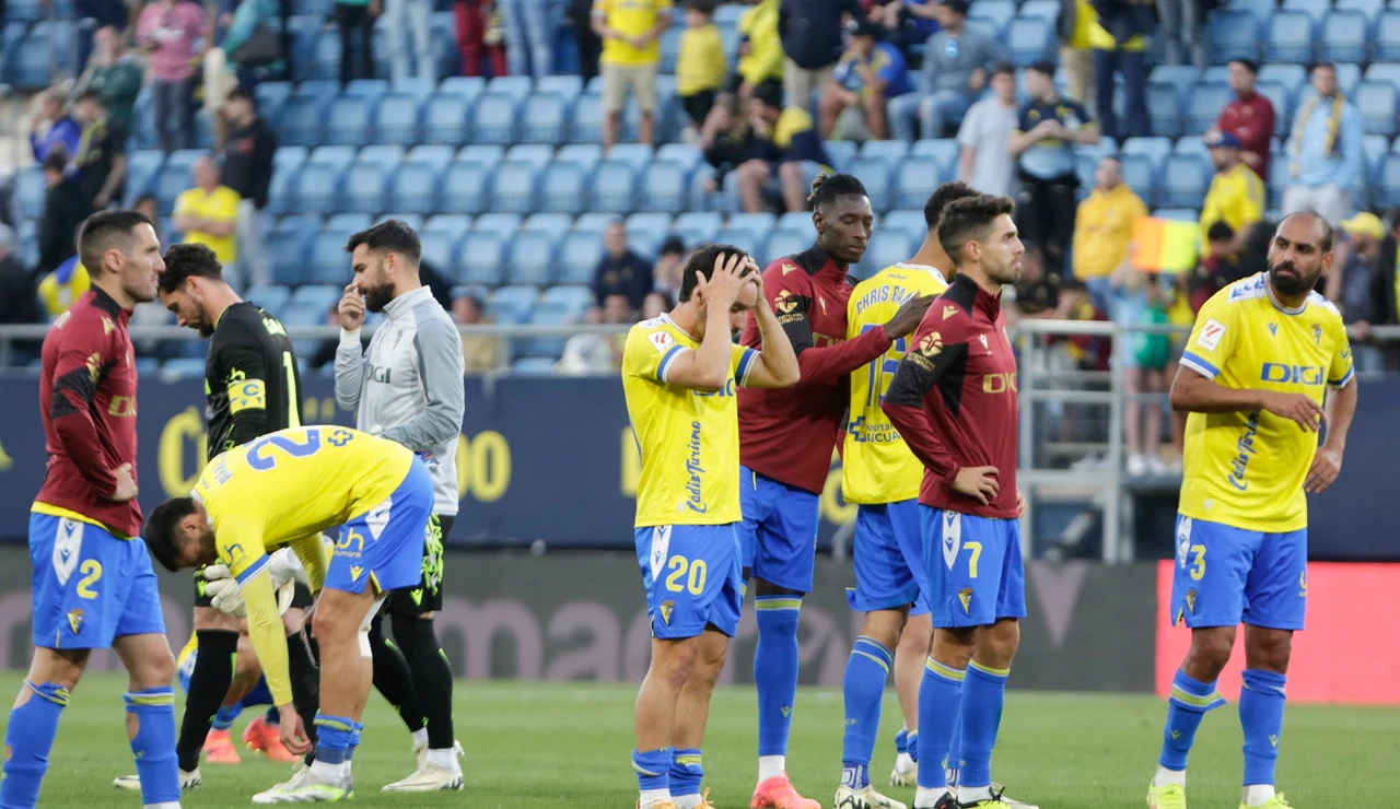 Los jugadores del Cádiz tras certificarse su descenso a segunda división